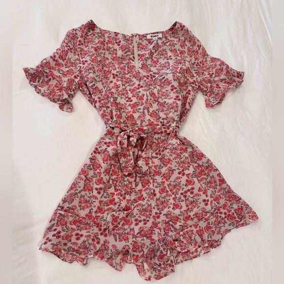 BB Dakota Pants - BB Dakota Dusty Pink Flutter Sleeve Tie Waist Floral Romper- Size 4